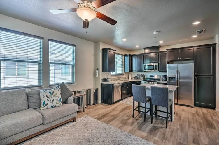 Pet-friendly Elk Grove Retreat w/ Balcony!