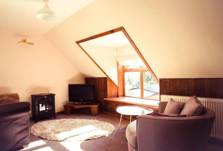 Charming 2 bedroom cottage with free parking.