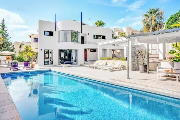 5 Bedrooms Villa