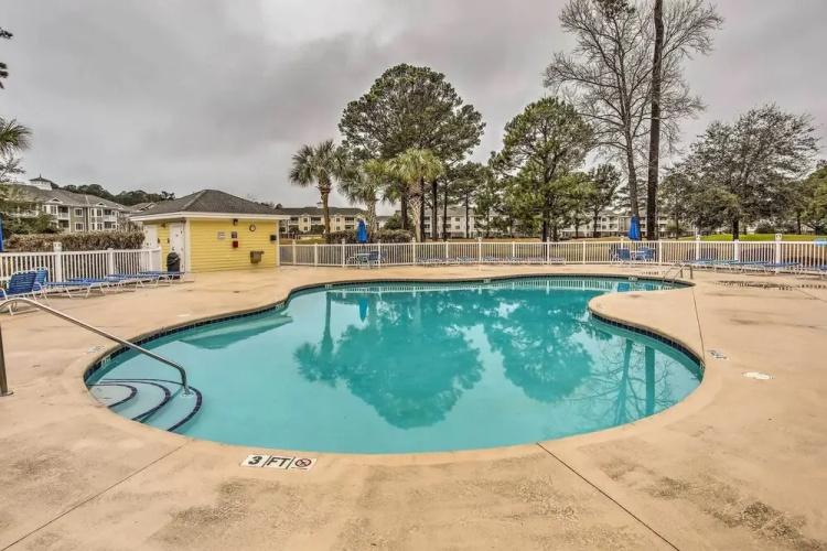Myrtle Beach Condo: Pool & Golf Course Access