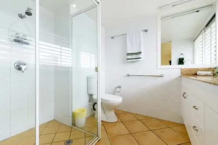 Main Beach Waterfront Apartment