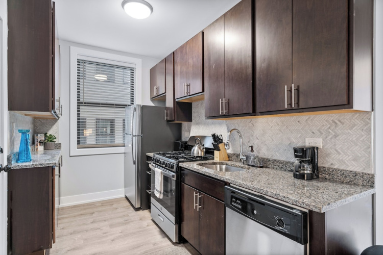 Stylish 1BR in Lakeview - Brompton 1 rep