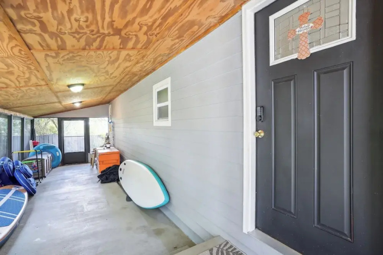 Lakefront Home w/ Screened Porches in Frostproof!