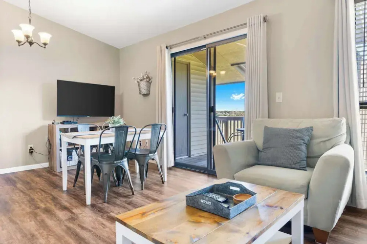 Lake Access Condo Condo for 4!