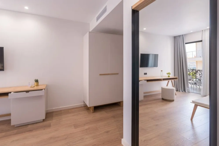 Standard Twin room with balcony and with partial sea view
