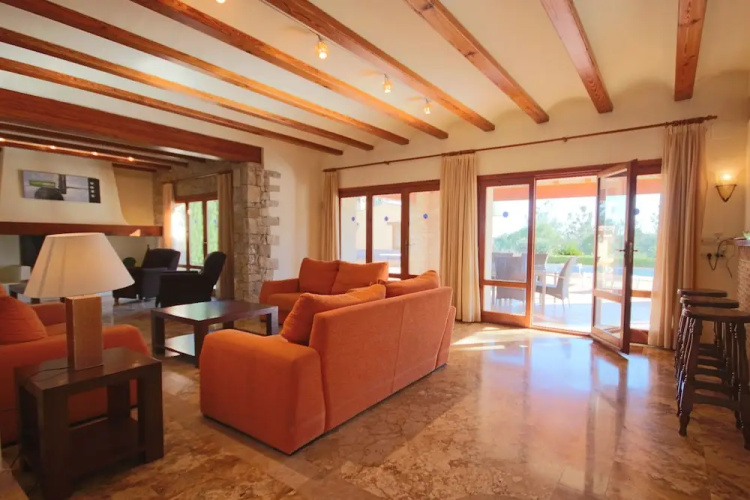Private 4-bedroom Villa w/ Pool, Summer Kitchen & Expansive Living Space