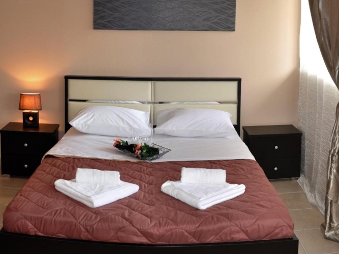 2 Bedrooms Apartment