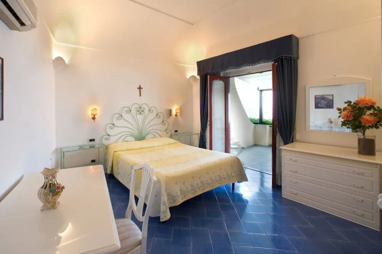 Double room with partial sea view