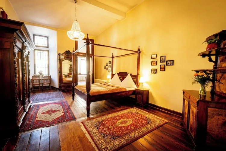 Superior Double Basement room