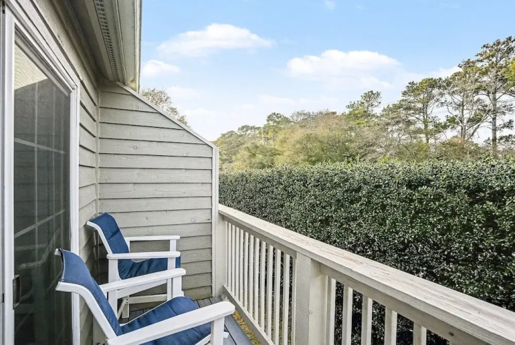 6F Cumberland - split level, 2 bedroom villa, full access!! 2 Condo