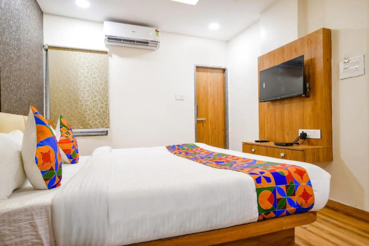 Fabhotel Woodlark Inn