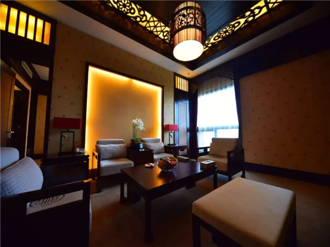 Dali Art Golf Hotel
