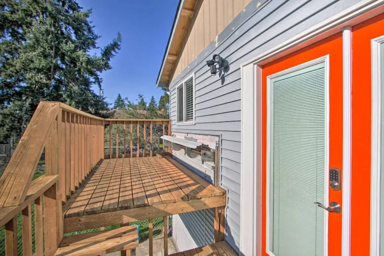 Convenient Burien Getaway: 12 Mi to Dtwn Sea!