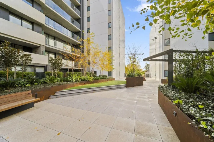 Sleek Inner-city 2-bed With Swimming Pool & BBQ