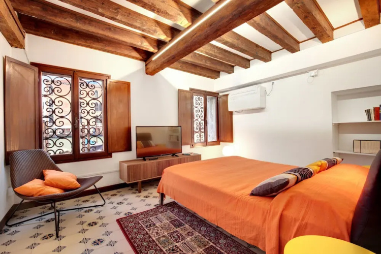 Venice Apartment overlooking Grand Canal