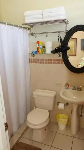 #2 Apt w/TV Netflix Wifi A/C Hot Water Laundry