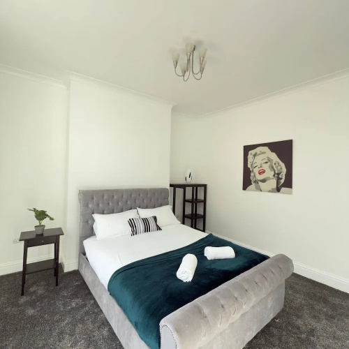 Modern Central Croydon Retreat