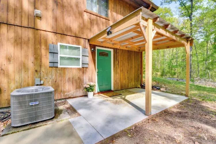 2 Mi to Toccoa Falls: Cozy Getaway w/ Yard!