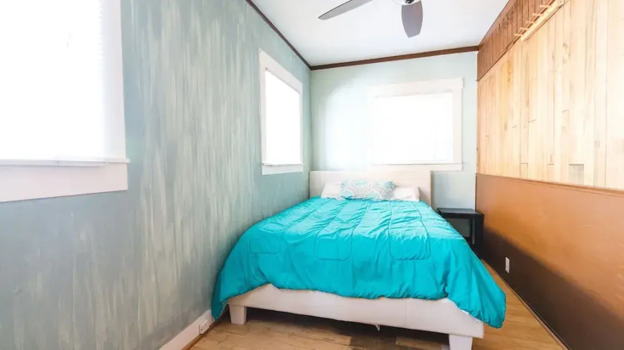 Bungalow 1 Block Walk to the Beach no1
