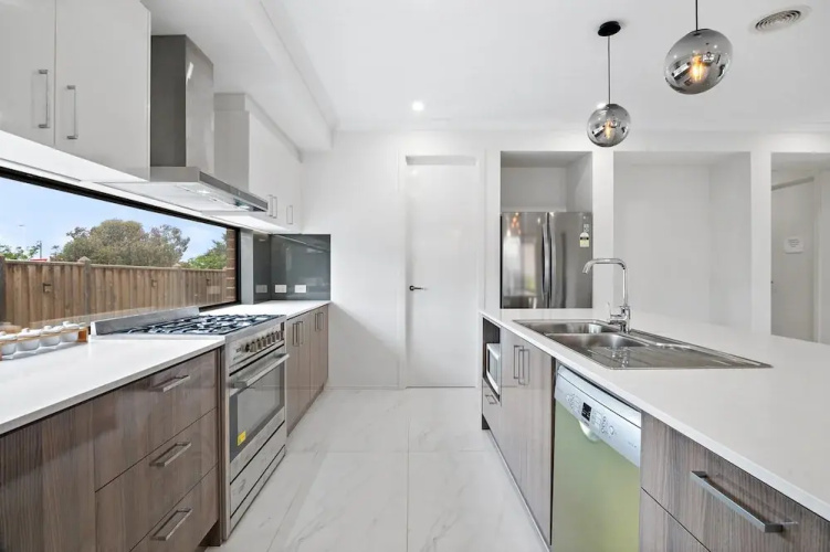 Spacious 5-bed Home in Peaceful Point Cook