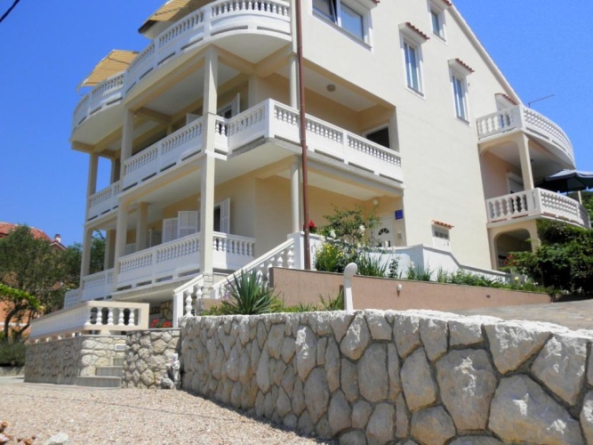 1 Bedroom Apartment with garden view