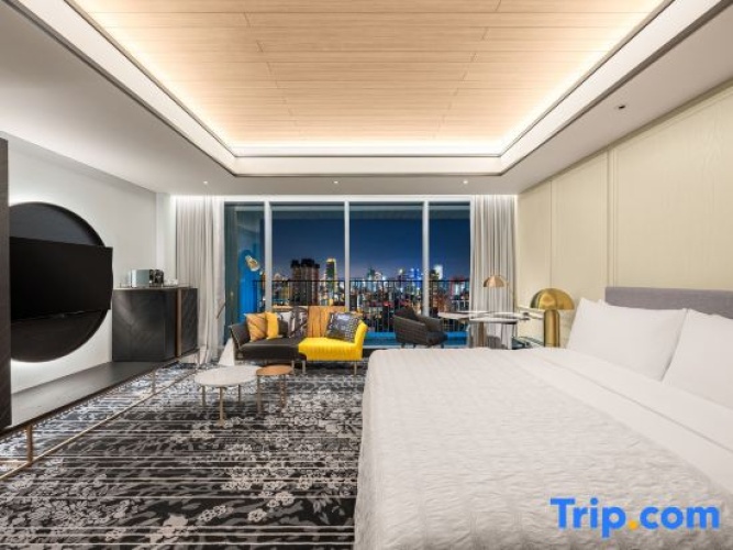 Premier Quadruple room with city view