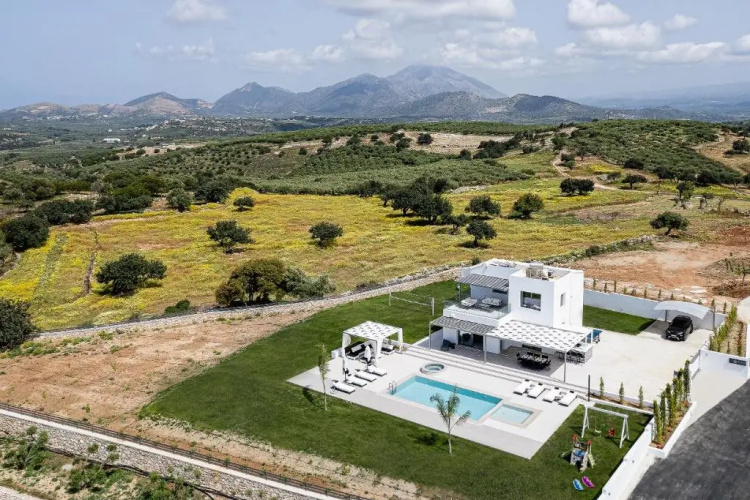Alma Villa, 2000m2 Luxury Living, by ThinkVilla