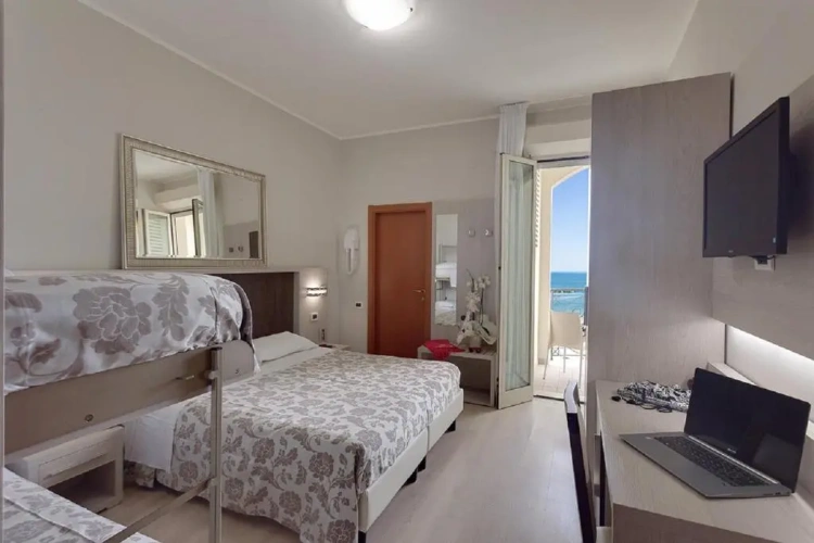 Standard Triple room with sea view