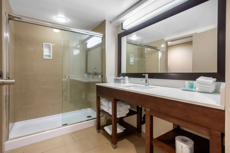 Clarion Hotel & Suites