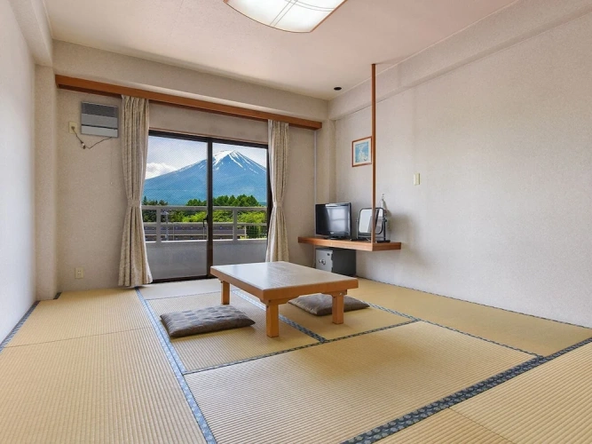 Standard room with mountain view