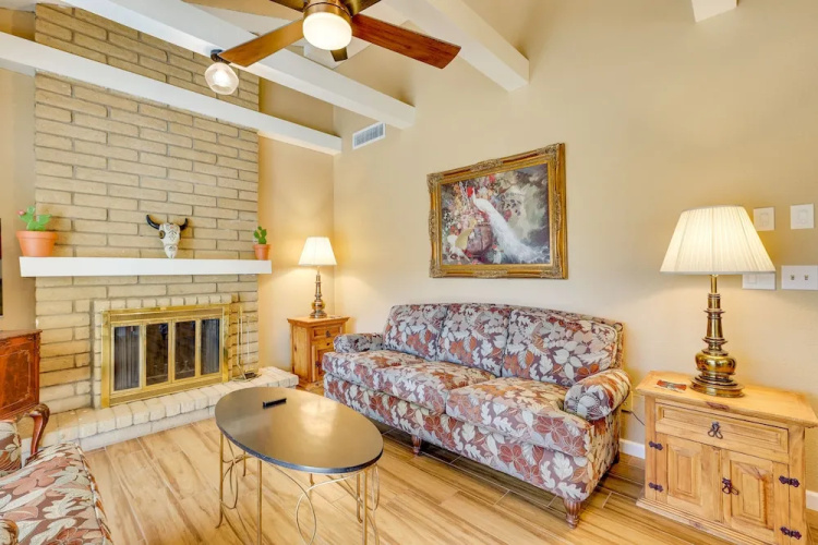 Pool, Patio & Fireplace: Glendale Oasis!