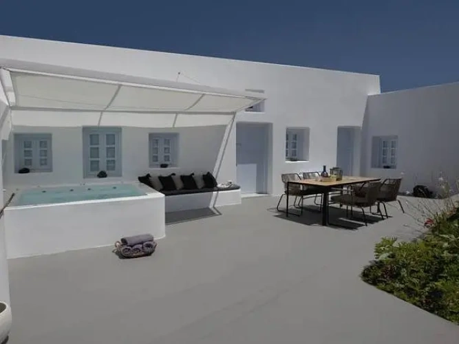 2 Bedrooms Villa