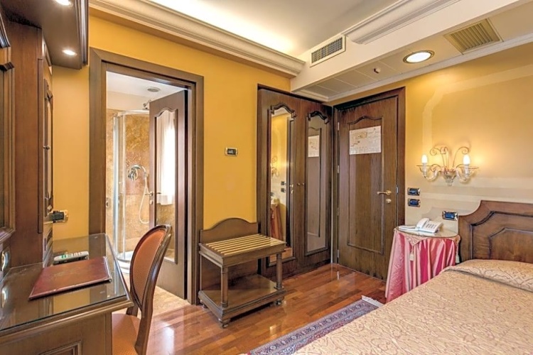 Deluxe Single room