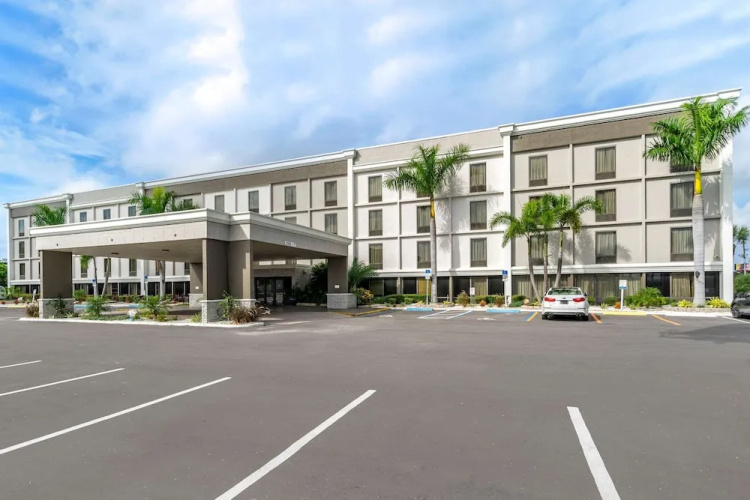 Comfort Inn & Suites St. Pete - Clearwater International Airport - Pinellas Park