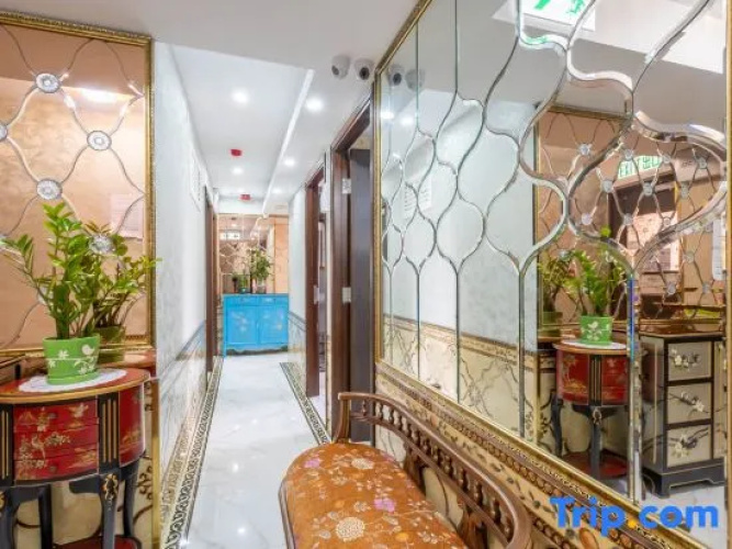 Sky Inn(Tsim Sha Tsui B1 Exit 20m)