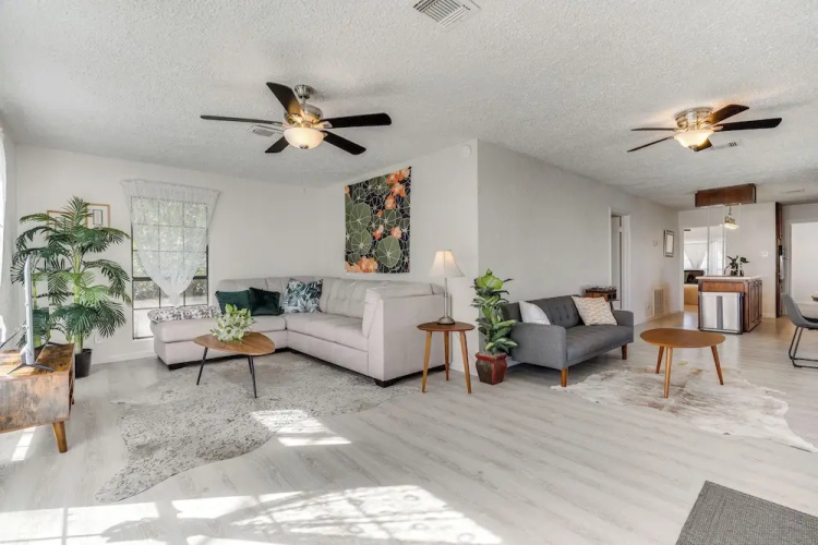Charming Austin Home on 2 Acres: BBQ & Yard!