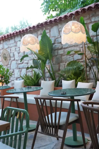 Pietra Social House