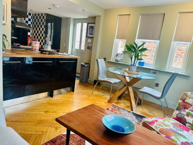 Easy Walk City Centre Flat with Free Parking