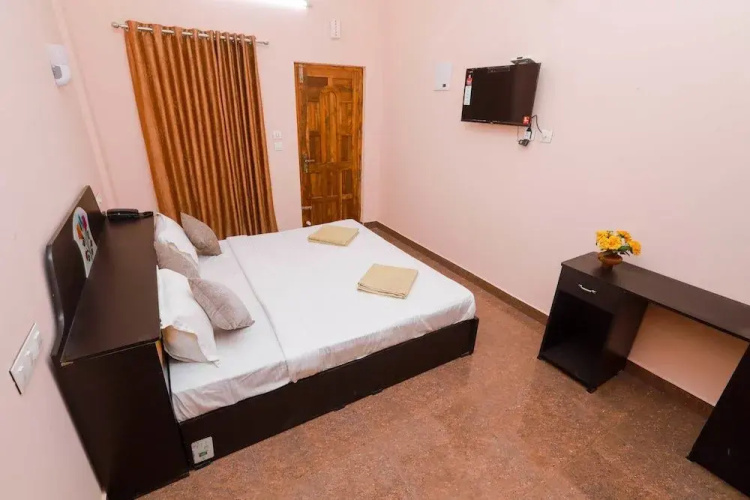 Adona Residency - Hostel