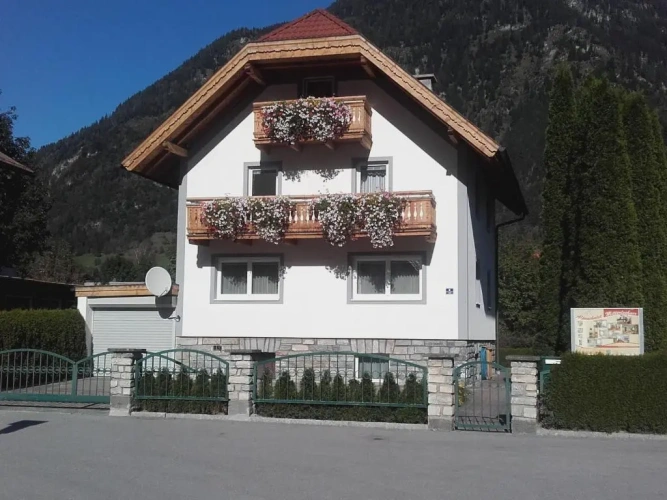 5 Bedrooms Cottage