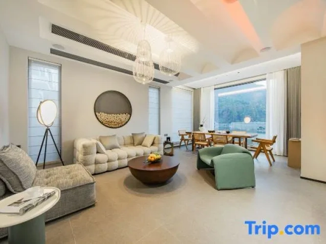 6 Bedrooms Villa