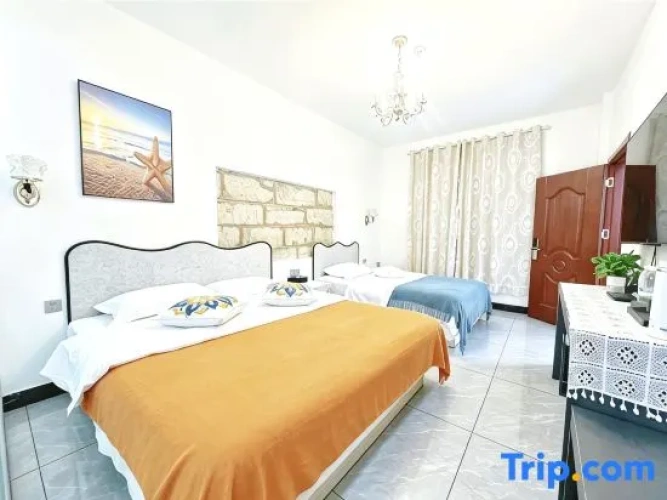 Standard Twin room with courtyard view