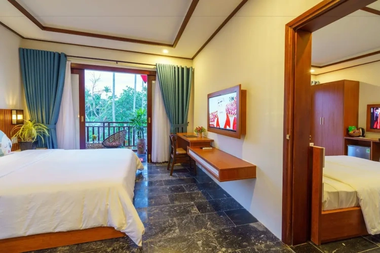 2 Bedrooms Standard Family room with view