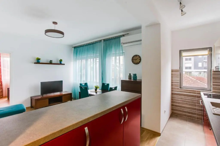 Apartments Lora 13.Jula, 15