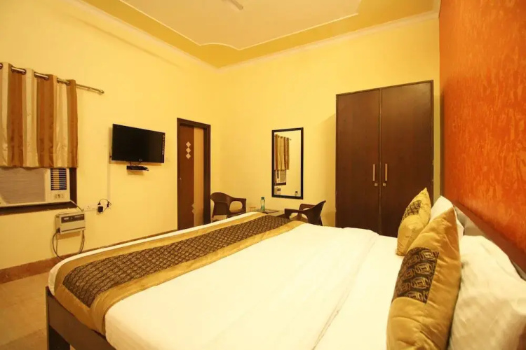 OYO 8240 Maan Residency