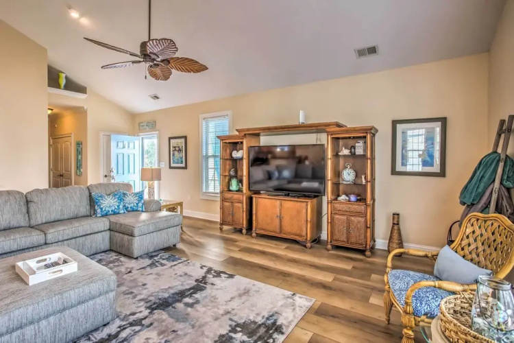 Home w/ Deck: 1 Mi to Surfside Beach Access!