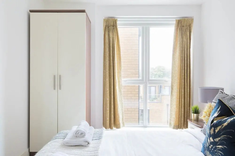 Sophisticated 2 Bed Flat with Balcony in Acton