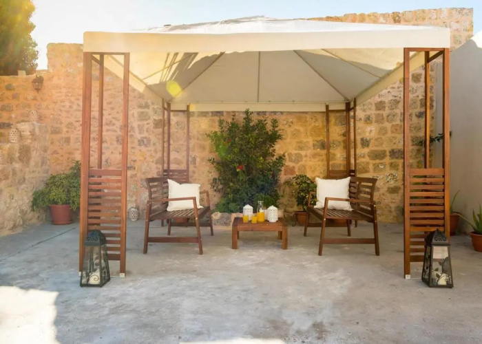 Villa Leon - Private courtyard serenity