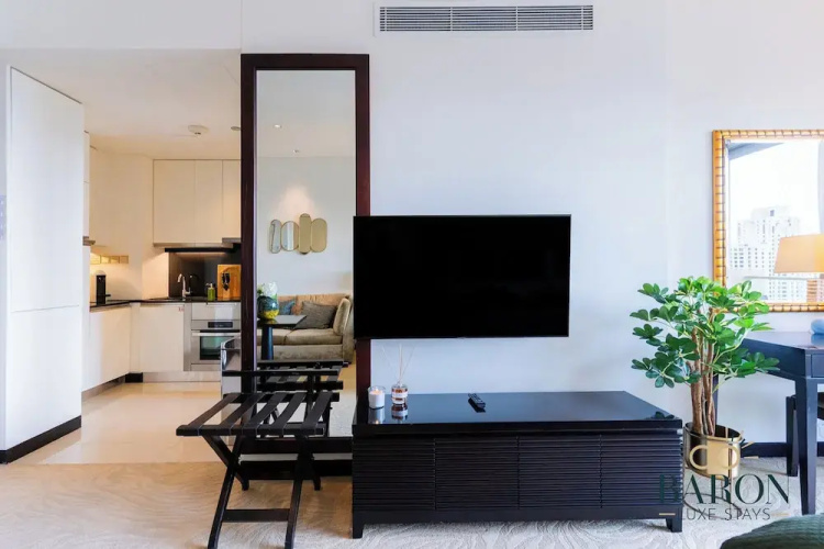 Amazing Studio, Address Marina.