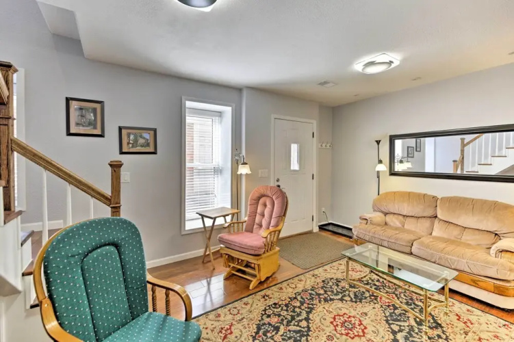 Charming Historic Condo - Walk to Downtown & UW